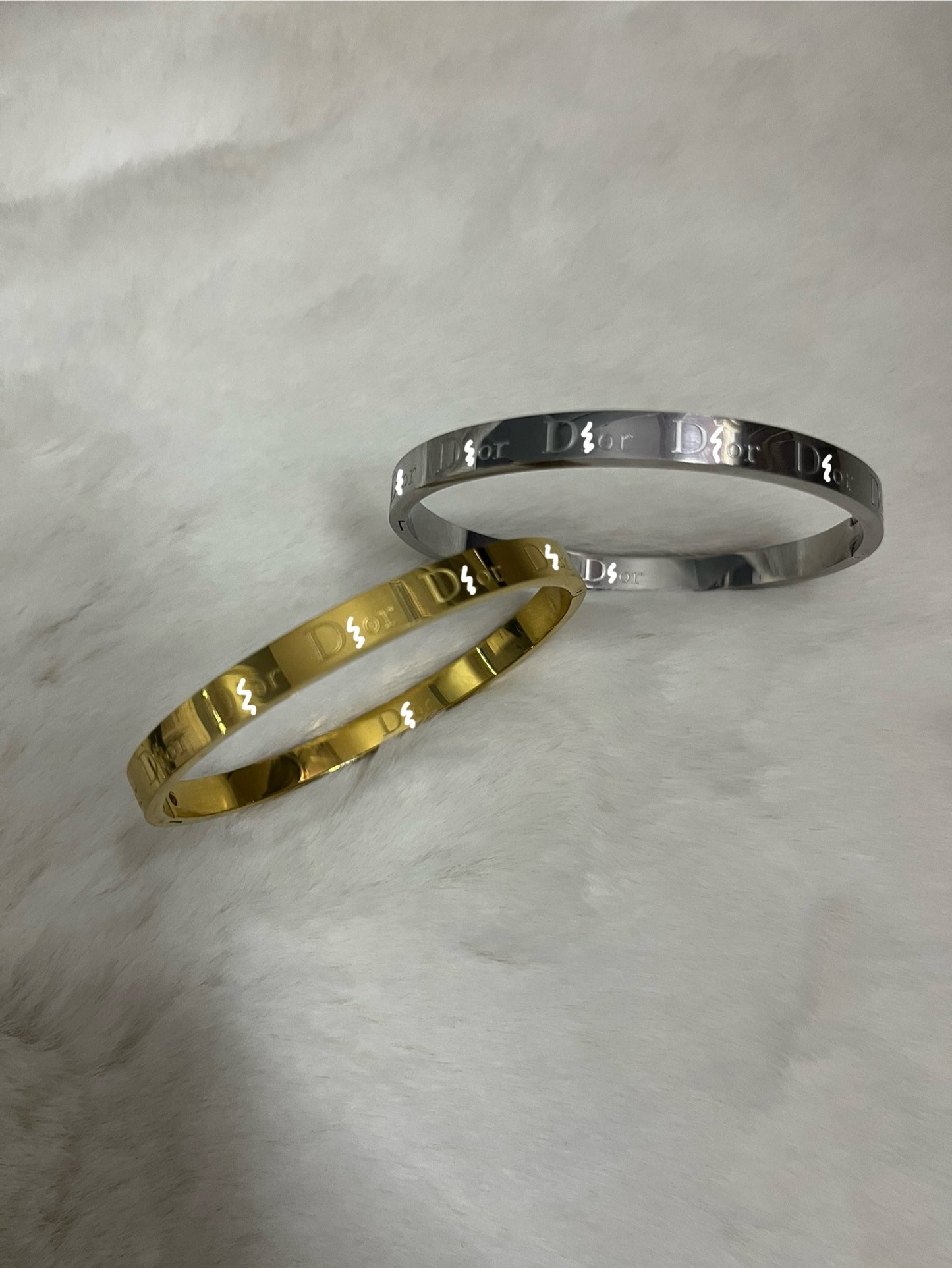 Gold or silver all-round DD bangle