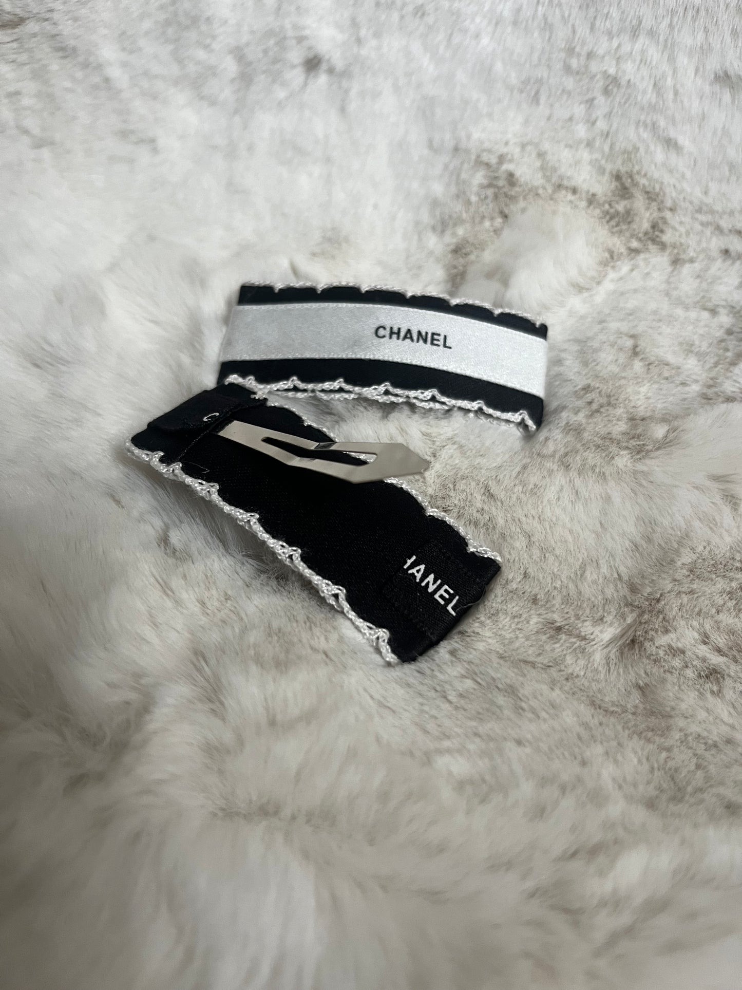 Black or White cece hair clip