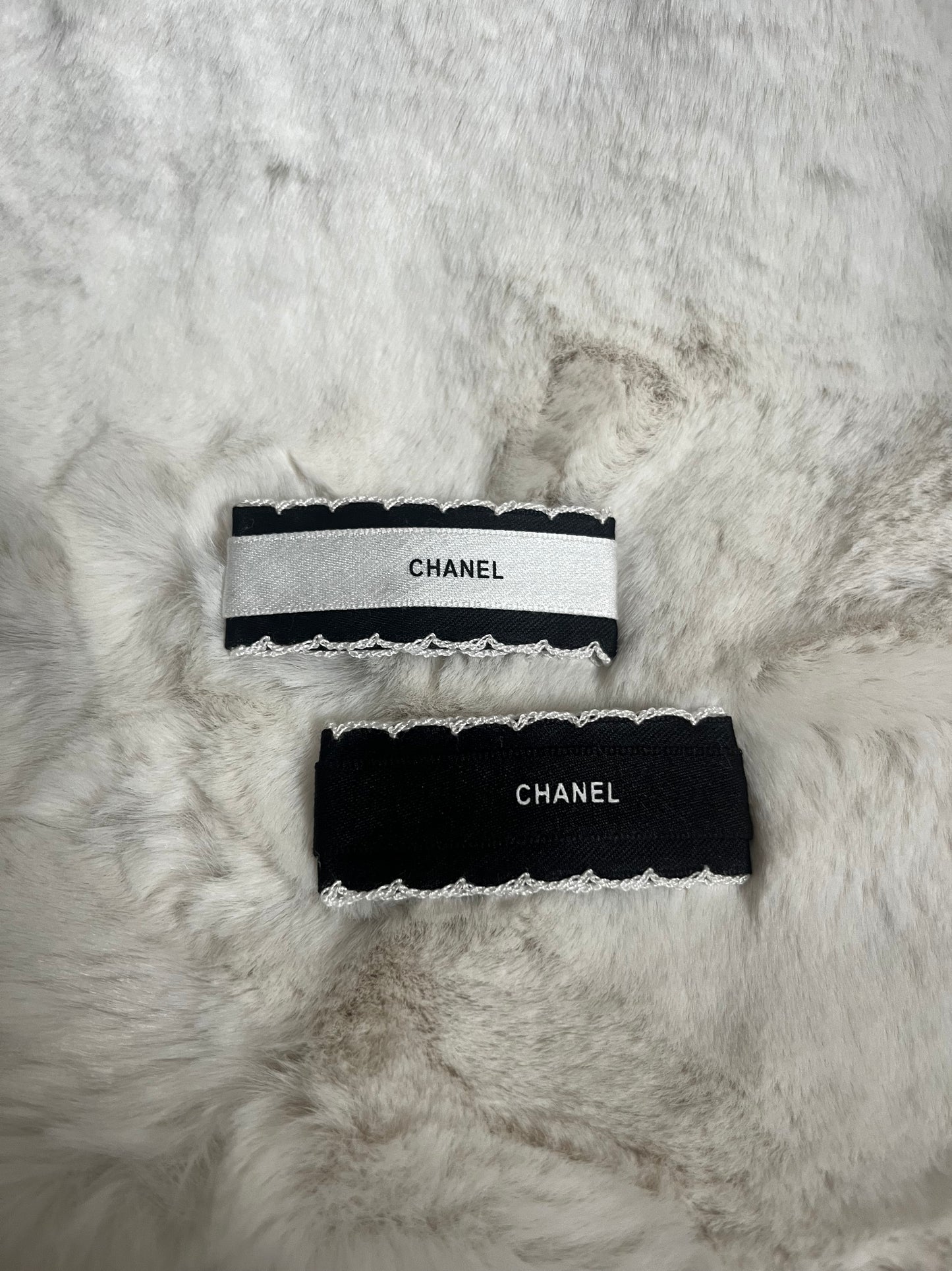 Black or White cece hair clip