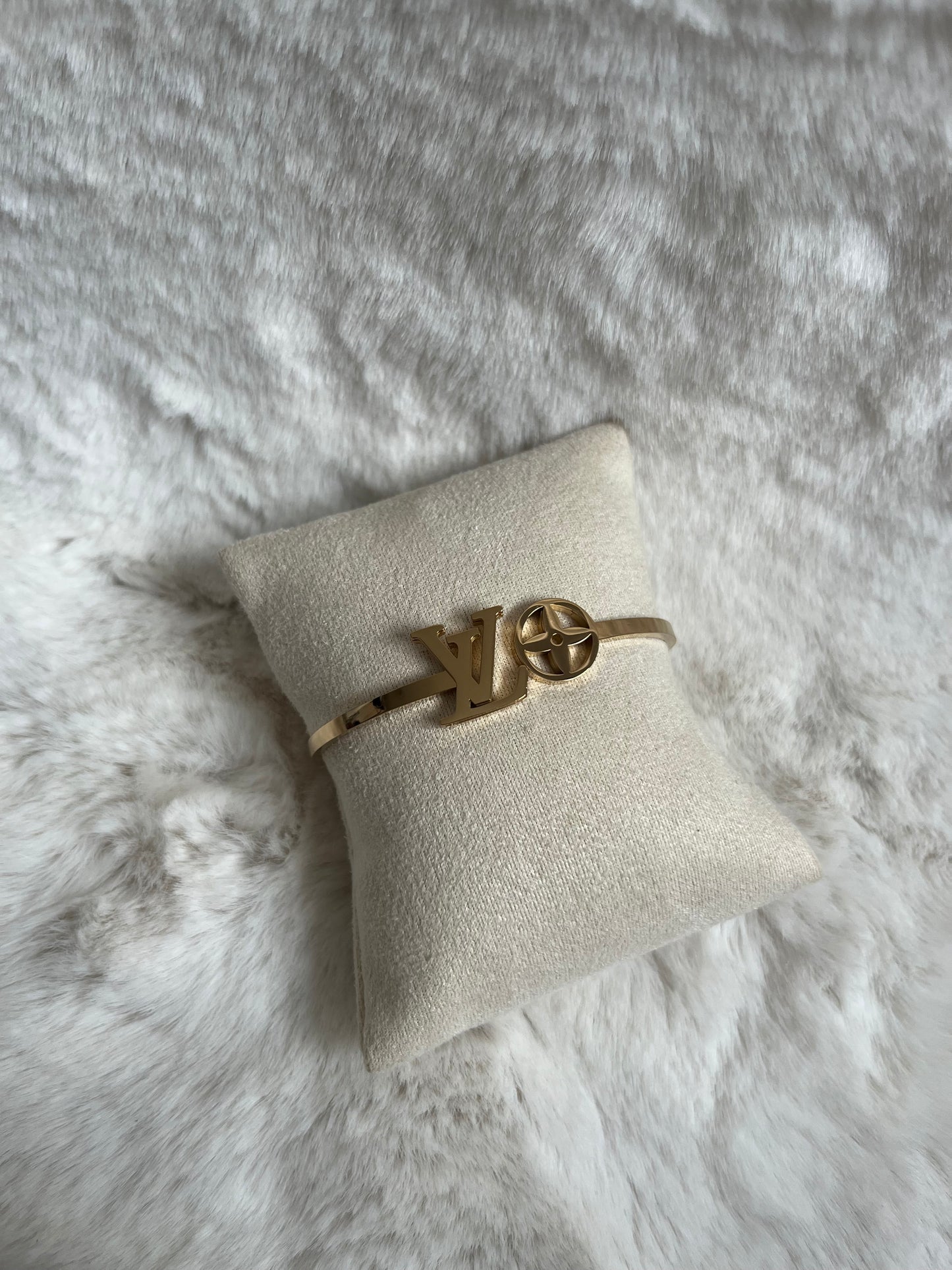 Gold clover luvu open bangle