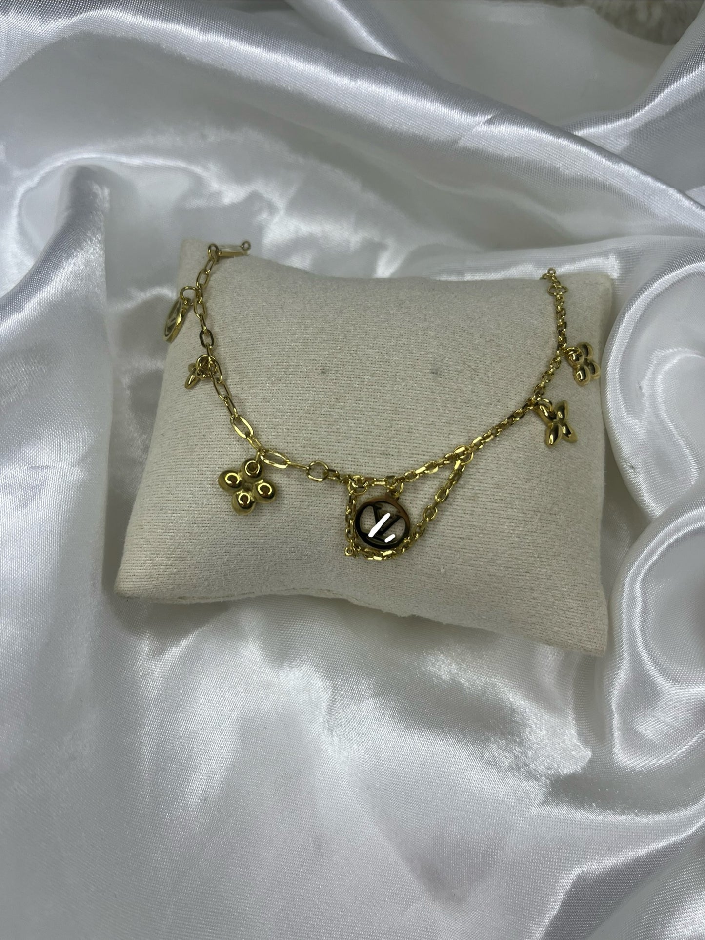 Gold dangle luvu clover bracelet