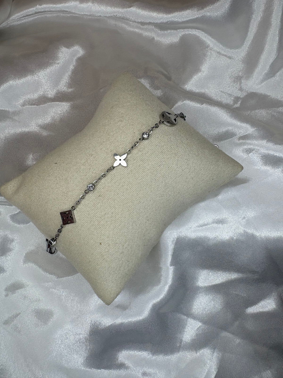 Silver clover Diamond dainty bracelet