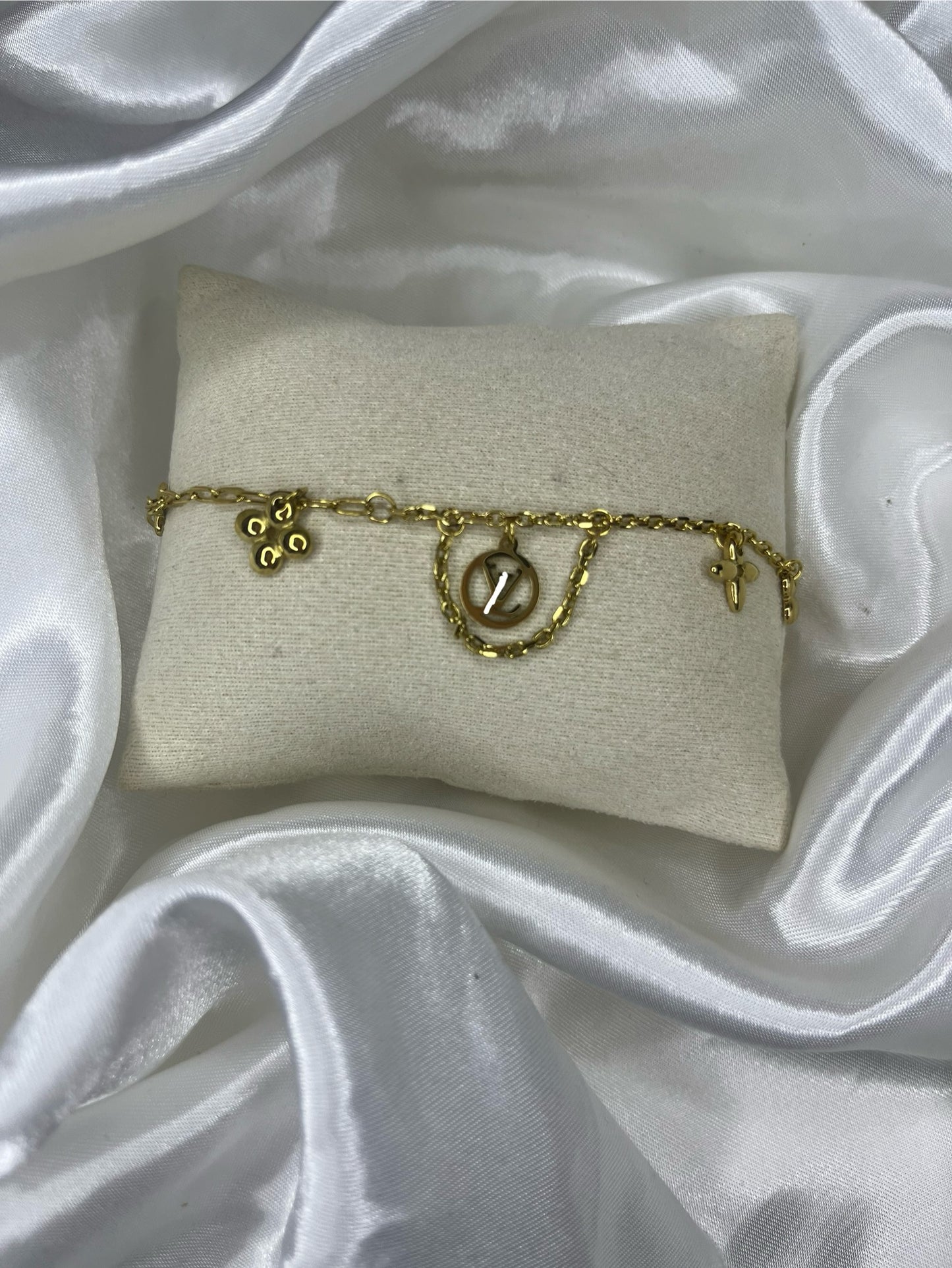 Gold dangle luvu clover bracelet