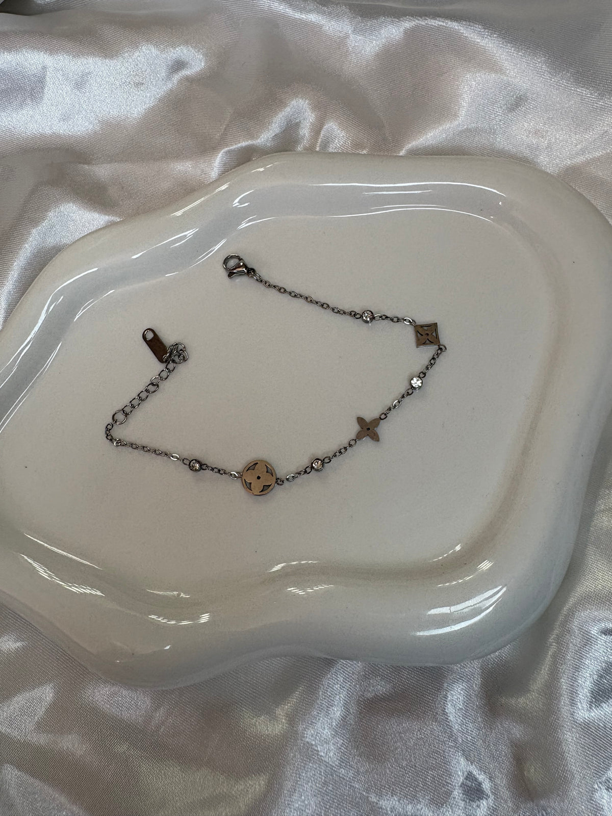 Silver clover Diamond dainty bracelet