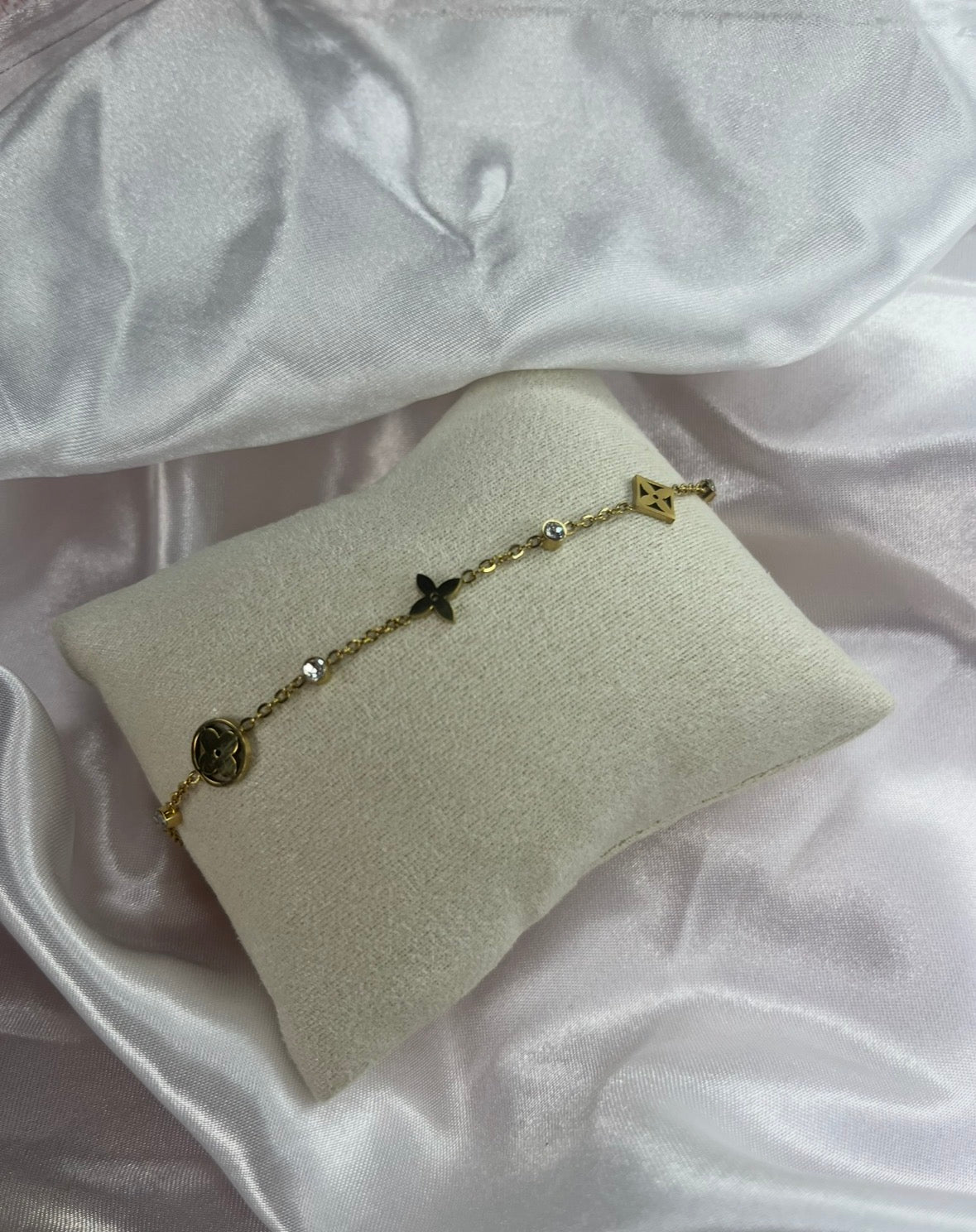 Gold Diamond Clover Dainty bracelet