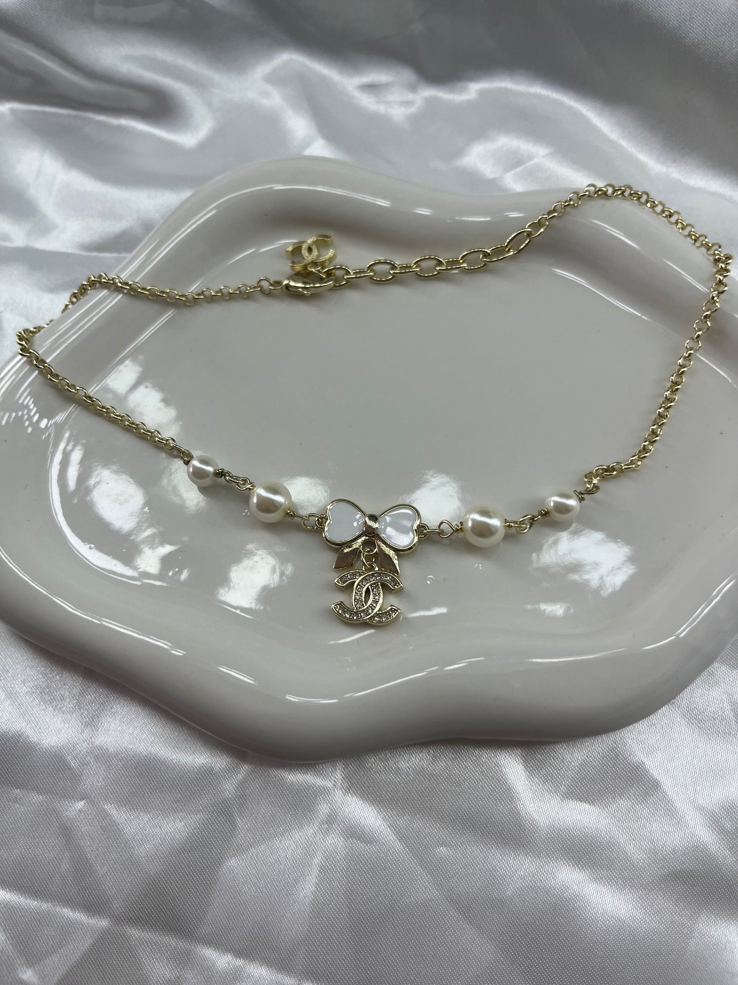 Gold white bow Pearl cece necklace