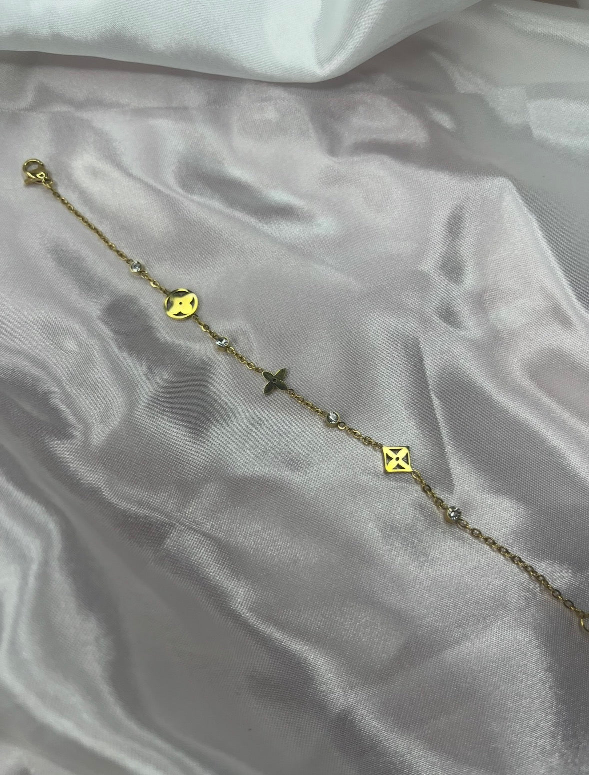 Gold Diamond Clover Dainty bracelet