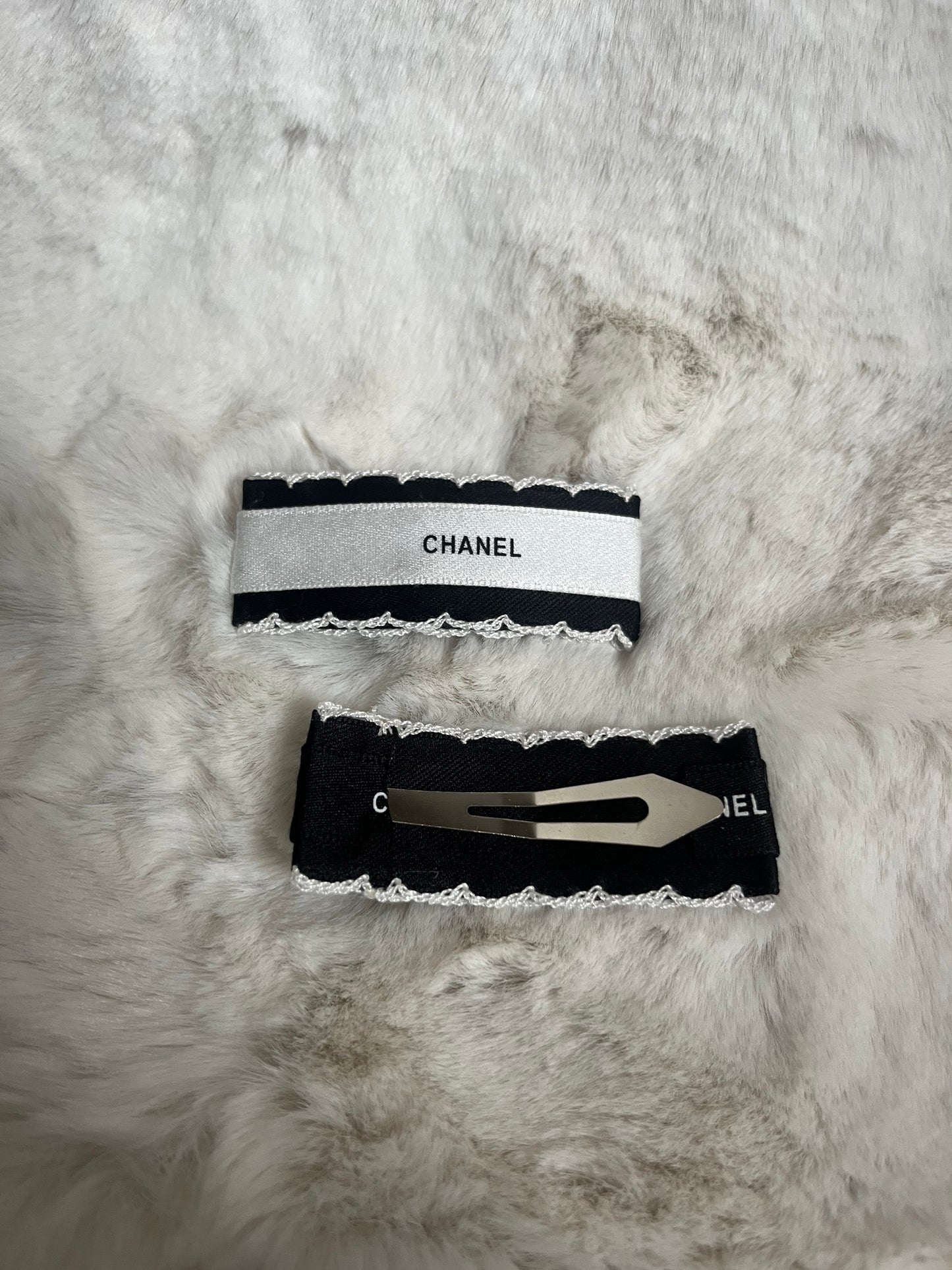 Black or White cece hair clip